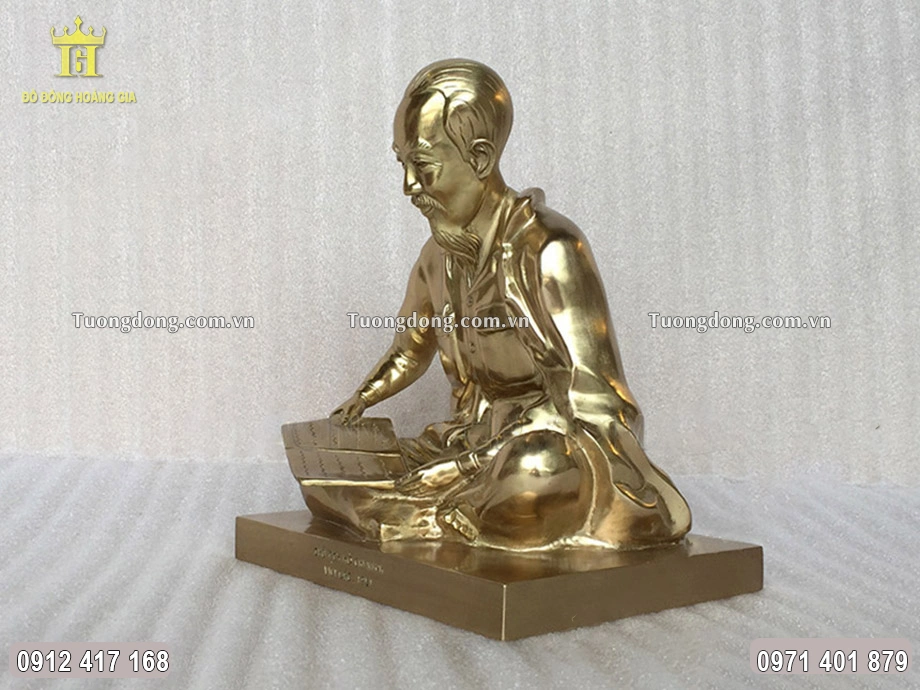 Hình ảnh nhìn nghiêng của bức tượng đồng